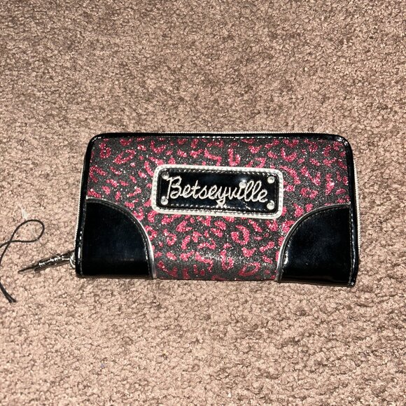 Betsey Johnson Betseyville Pink Glitter Cheetah Print Wallet BRAND NEW - Picture 1 of 3